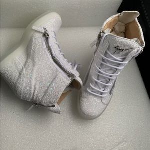 🆕Giuseppe Zanotti
Size 7
Brand New 😍